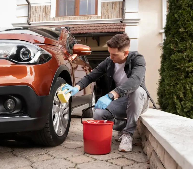 Lavage auto à domicile Saint-Martin-d'Aubigny : professionnel intervenant sur un véhicule